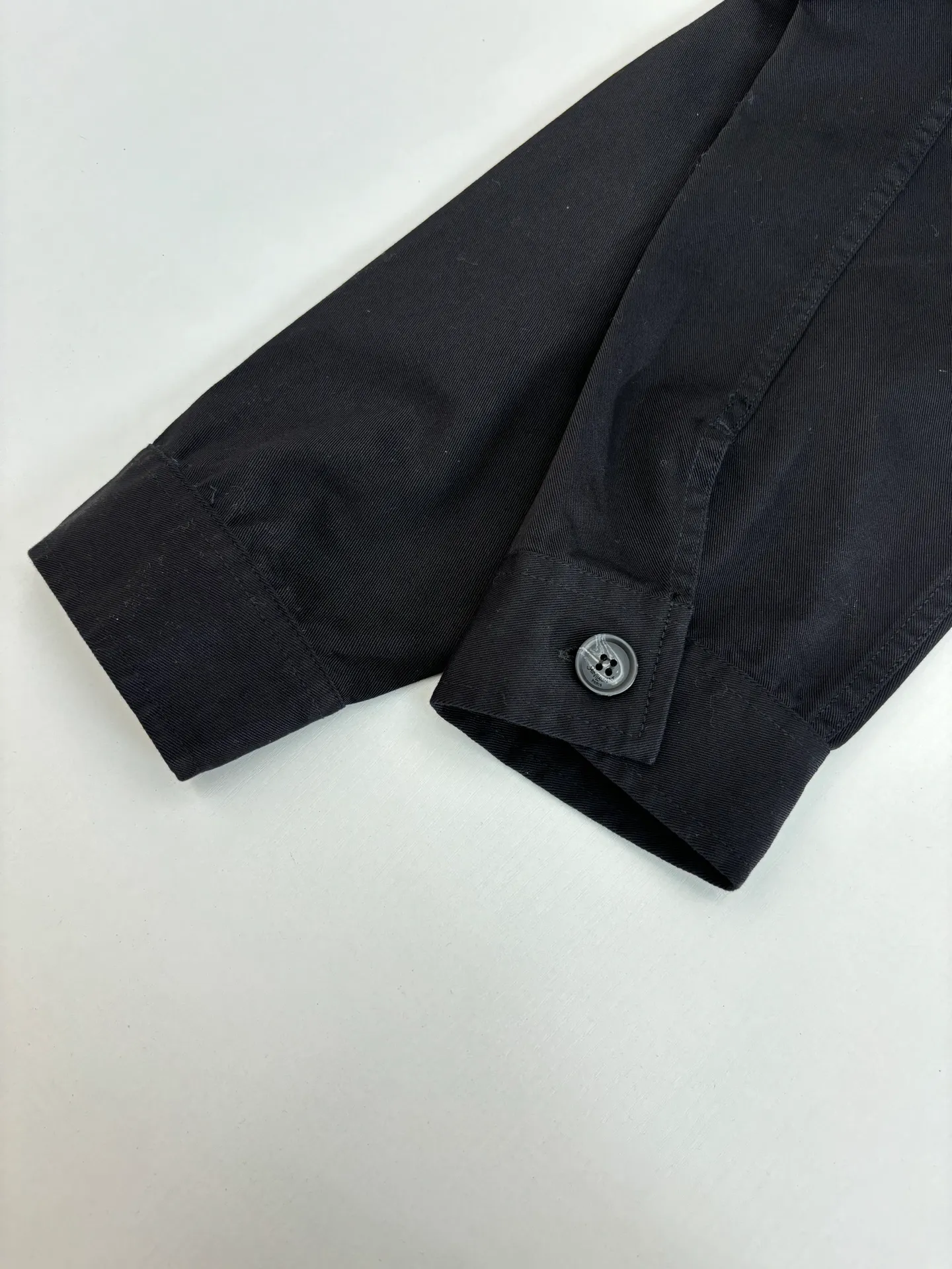 P480 Saint Lauren*/Ysl Saint Laurent embroidered button-down lapel shirt. The natural fiber fabric has excellent breathability and moisture absorption, allowing the skin to breathe freely, keeping it dry and comfortable at all times. You will not feel hot or uncomfortable even if you wear it for a long time. Size: S/M/L/XL